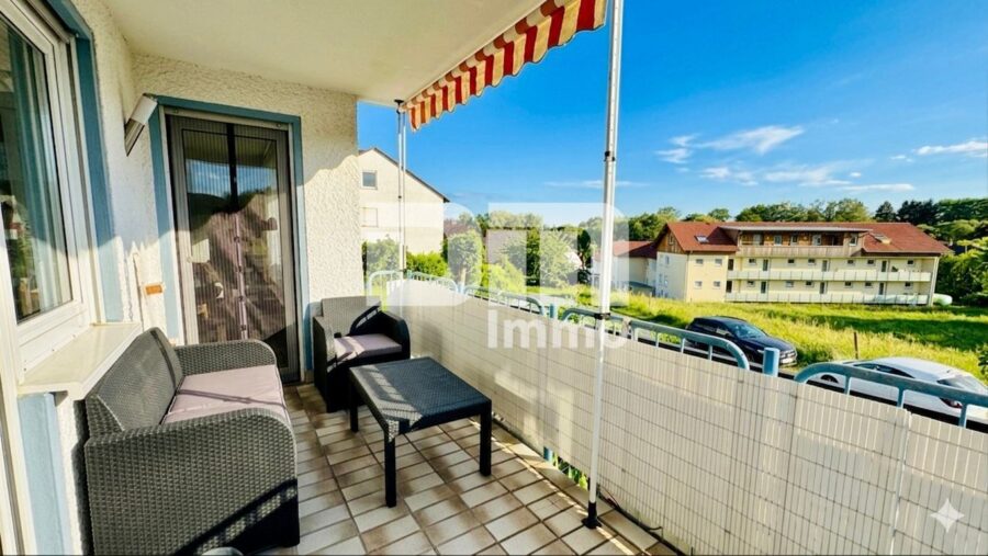 Hochwertig sanierte, ebenerdige Dreizimmerwohnung im EG mit Loggia + PKW-Stellplatz - Balkon / Panoramablick ins Grüne
